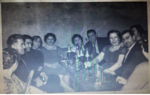 1951 - Celebrndolo con champagne